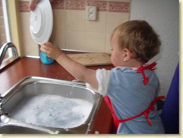 20051120-02 Afwassen met papa